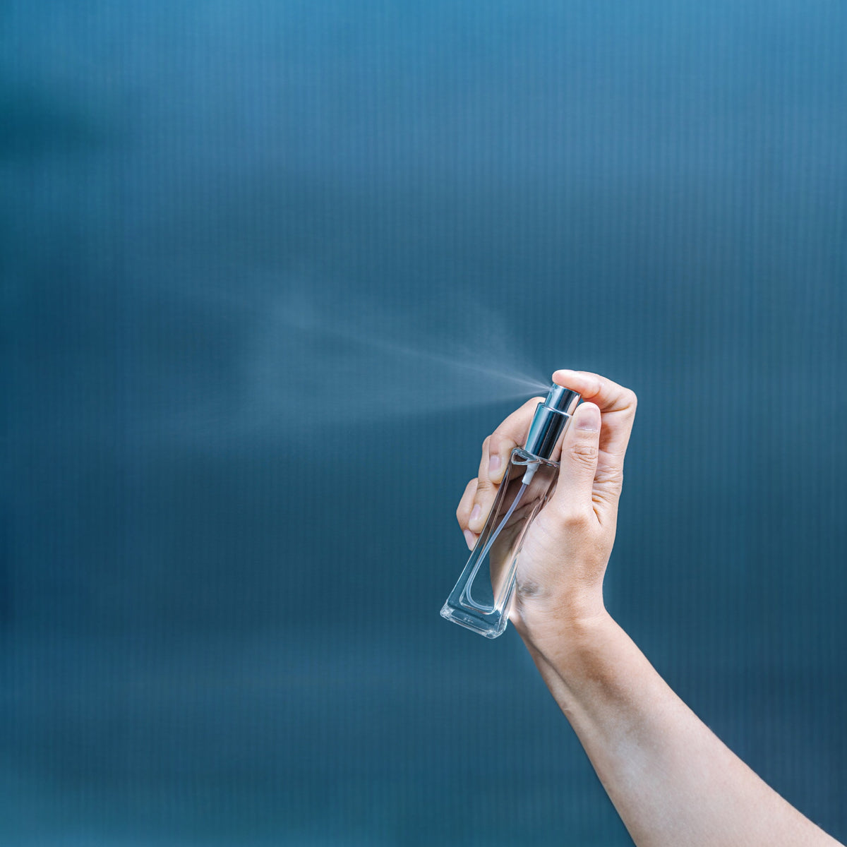 Perfume.Gio zeigt, wie man Parfum richtig aufträgt
