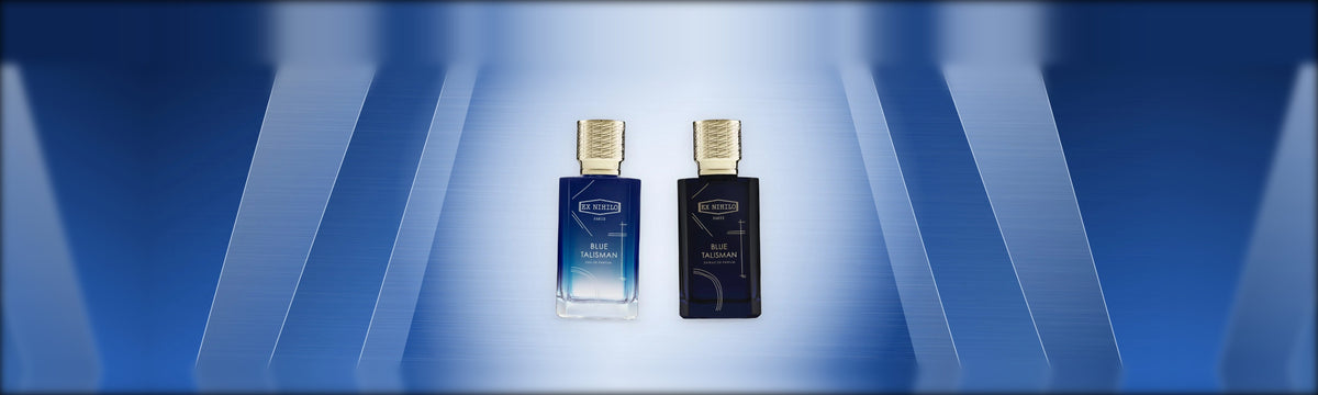 Blue Talisman und Blue Talisman Extrait von Ex Nihilo vor blau-metallischem Hintergrund