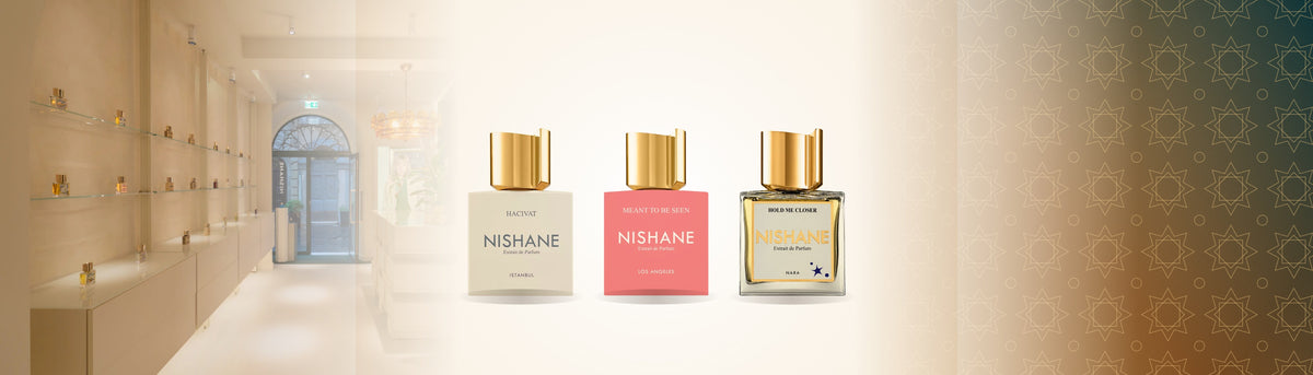 Die Nishane-Düfte Hacivat, Meant To Be Seen und Hold Me Closer auf hellem Grund, links eine helle Nishane-Boutique, rechts ein goldenes orientalisches Sternmuster