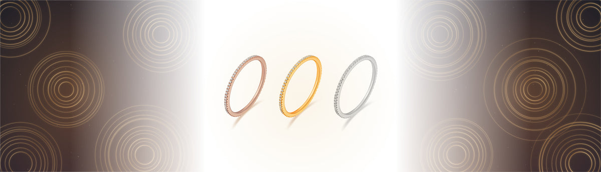 Drei Memoire-Ringe mit Diamanten in Roségold, Gelbgold und Weißgold, seitlich goldene Kreise wie ein Ringmaß