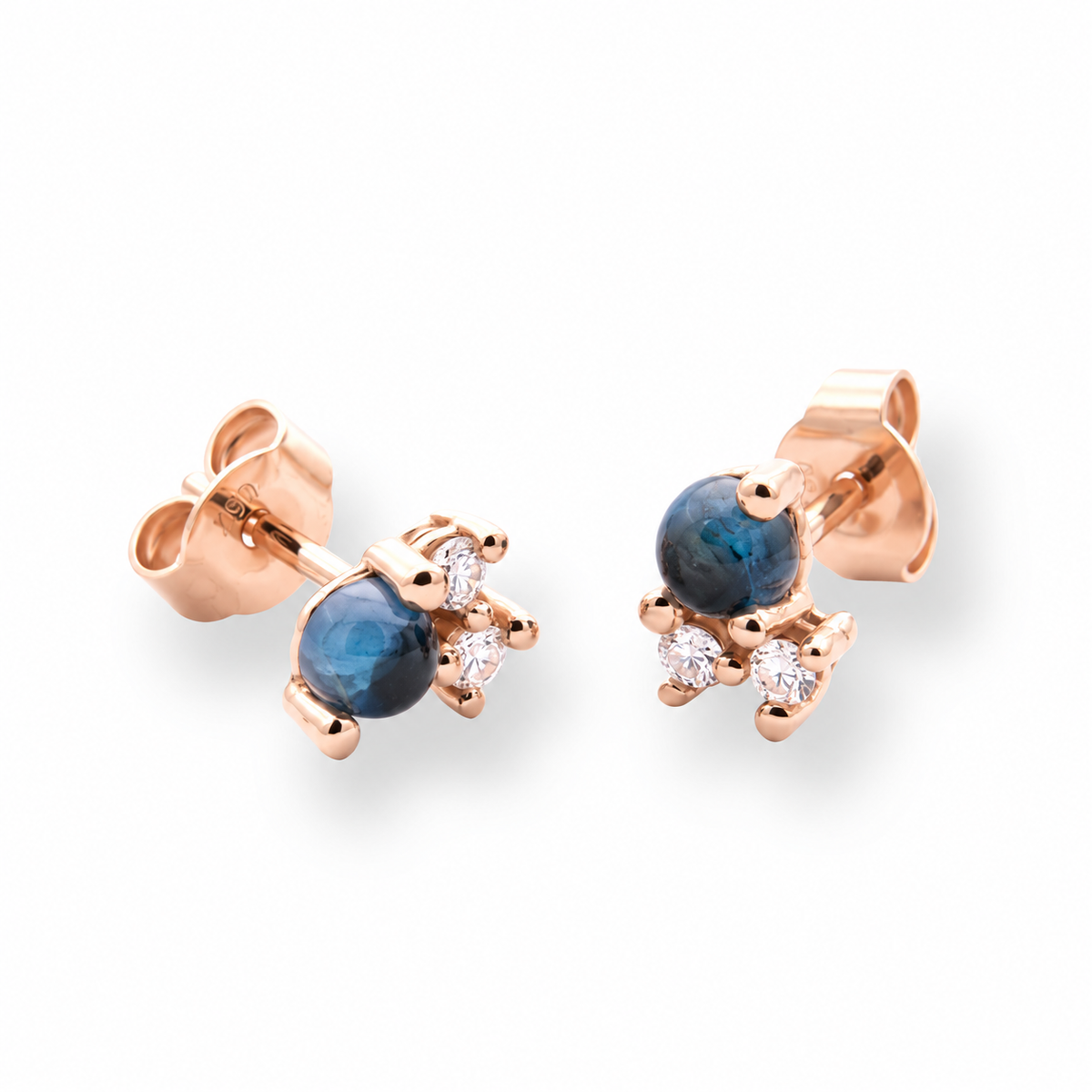 Noën Ohrstecker Stellini aus 18kt Roségold mit London Blue Topas-Cabochon und Diamanten