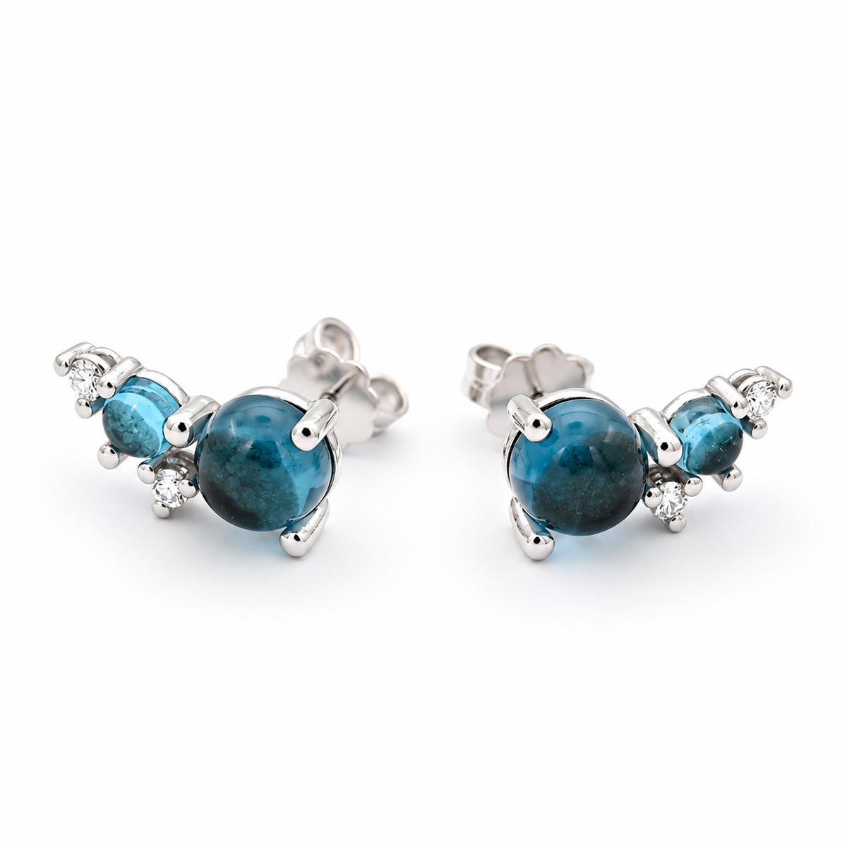 Noën Climber-Ohrstecker Stellini aus 18kt Weißgold mit London Blue und Swiss Blue Topas und Diamanten
