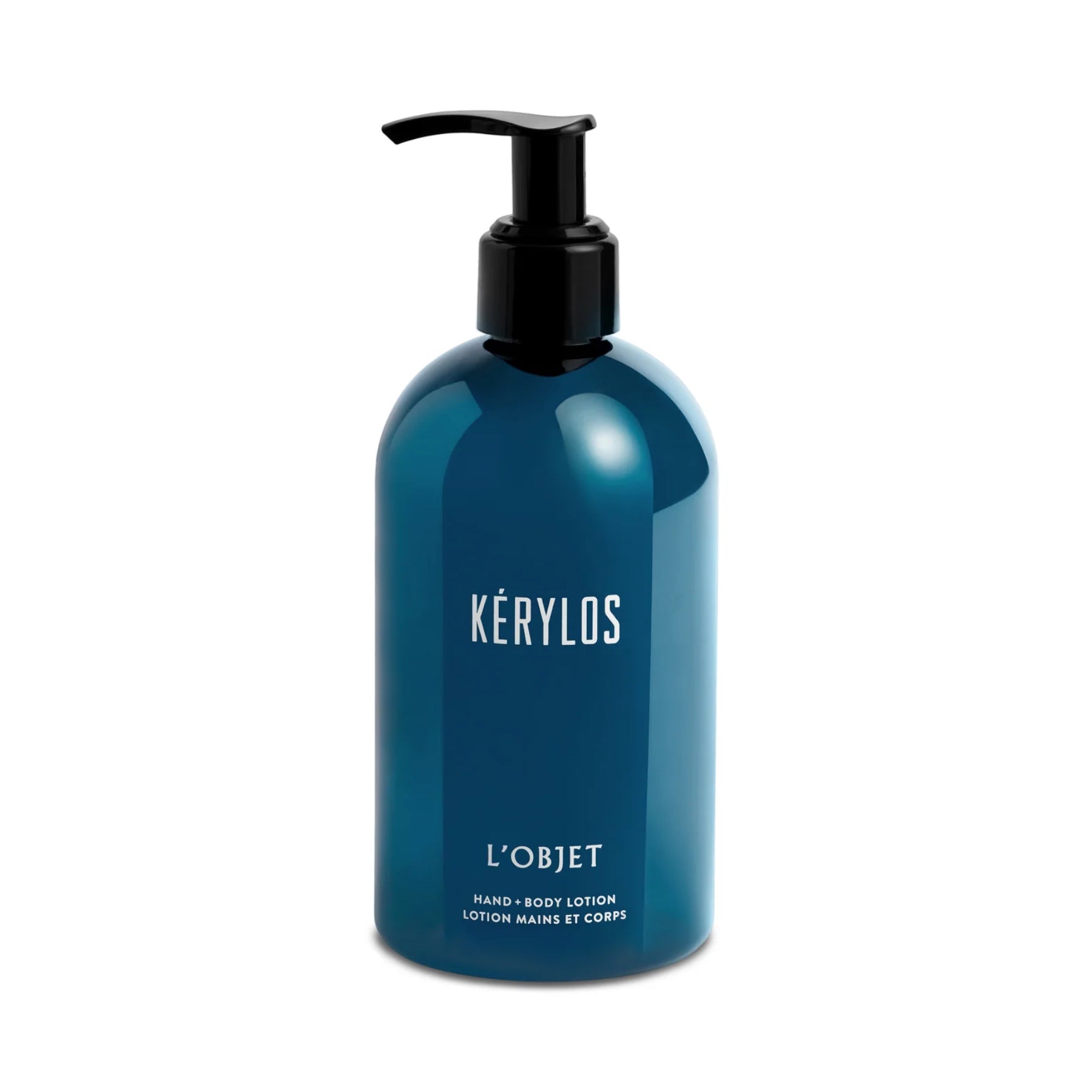 L’OBJET Kérylos Hand- & Körperlotion im matten, petrolblauen Pumpflakon mit schwarzem Pumpspender und minimalistischer weißer Beschriftung.
