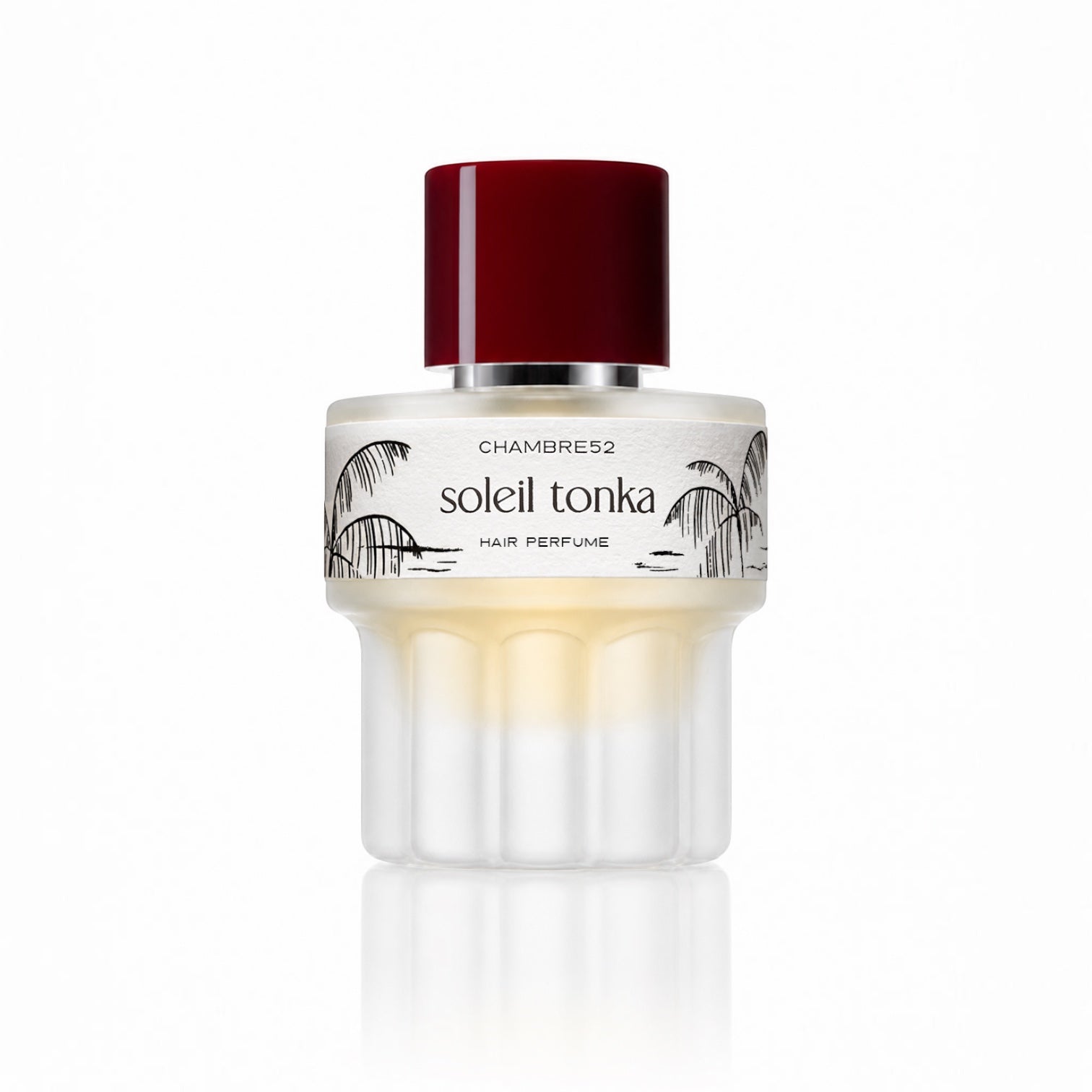 CHAMBRE52 Soleil Tonka Hair Perfume im weißen Flakon mit skulpturalem Sockel, roter Verschlusskappe und dekorativem Etikett.