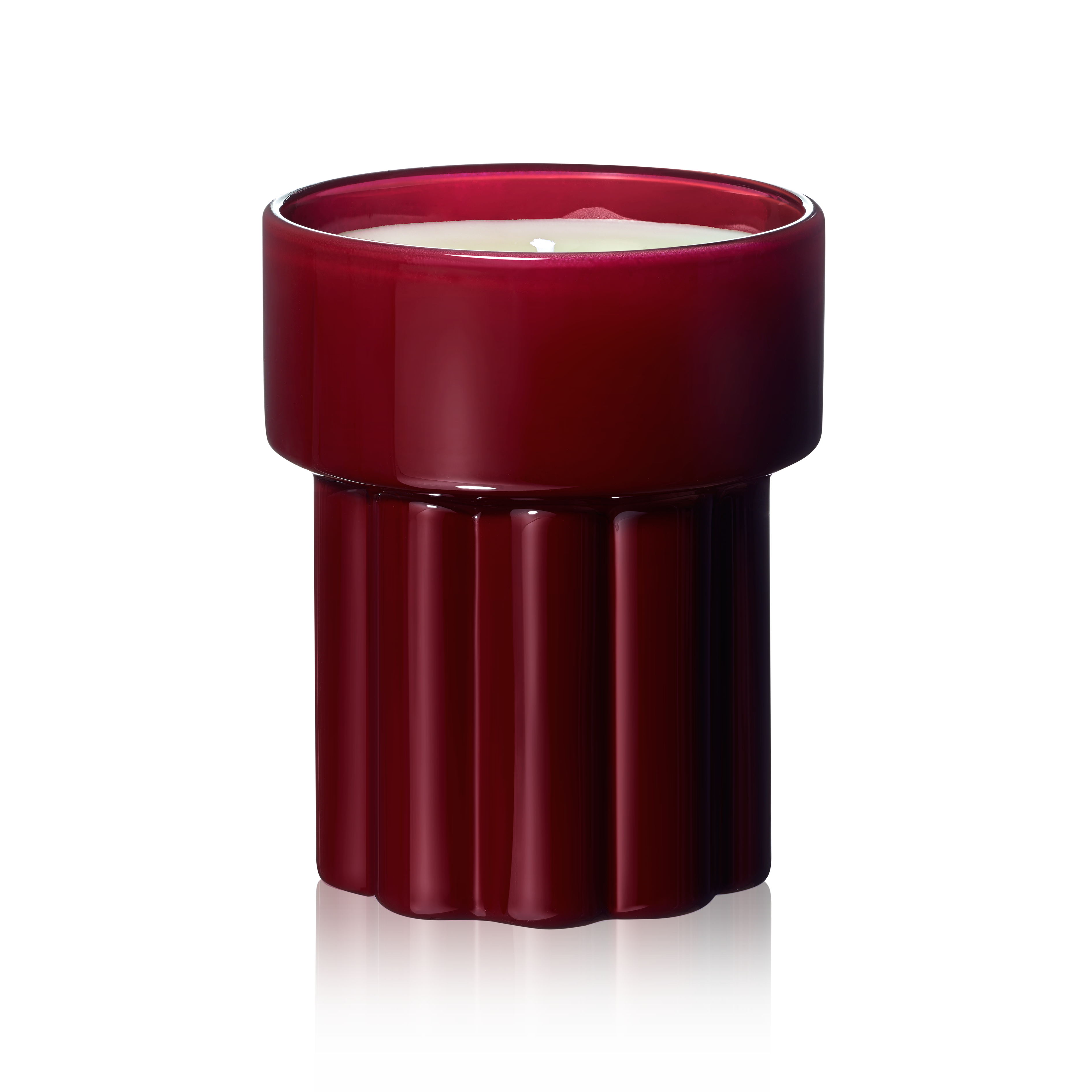 Bordeauxrote Duftkerze von CHAMBRE52 aus glänzendem Glas mit geriffeltem Sockel, cremefarbenem Wachs und einem sichtbaren Docht.