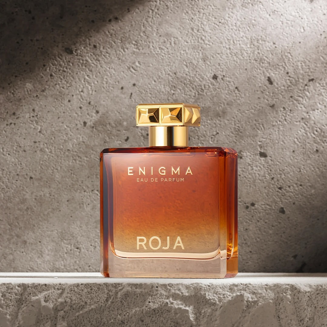 Enigma Pour Homme EdP von Roja Parfums – Flakon auf Stein