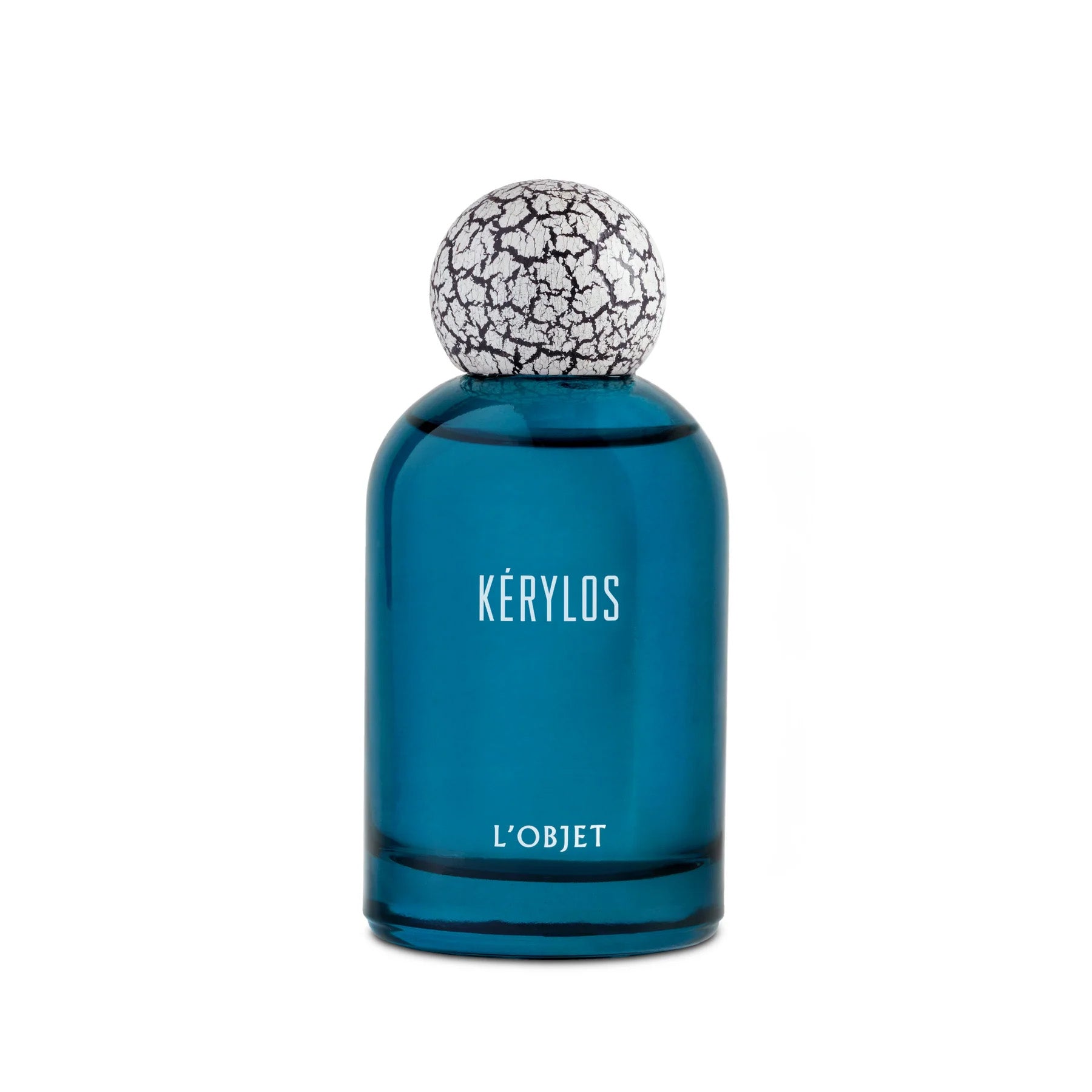 Kérylos Eau de Parfum 100ml von L’Objet – glockenförmiger Flakon in transparentem Blau mit charakteristischer L’Objet-Kappe in craquelierter Porzellanoptik.
