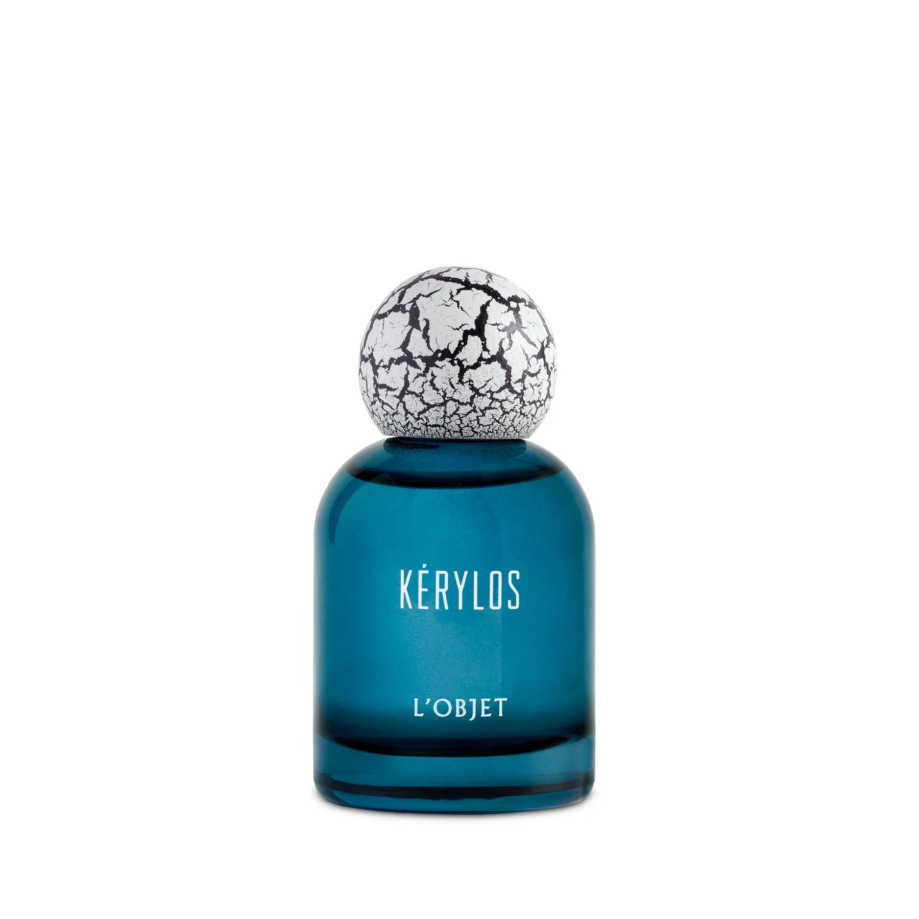 Kérylos Eau de Parfum 50ml von L’Objet – glockenförmiger Flakon in transparentem Blau mit charakteristischer L’Objet-Kappe in craquelierter Porzellanoptik.