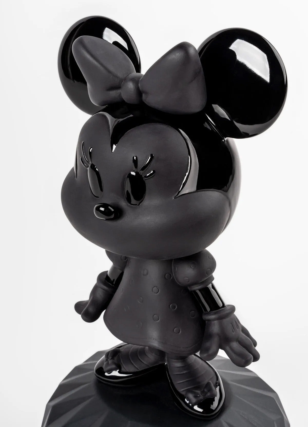 Lladró Statue Minnie in black