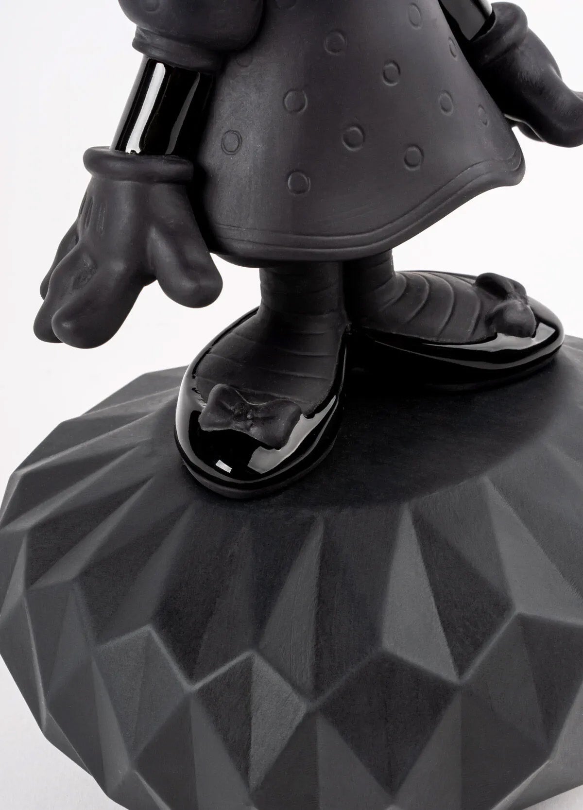 Lladró Statue Minnie in black