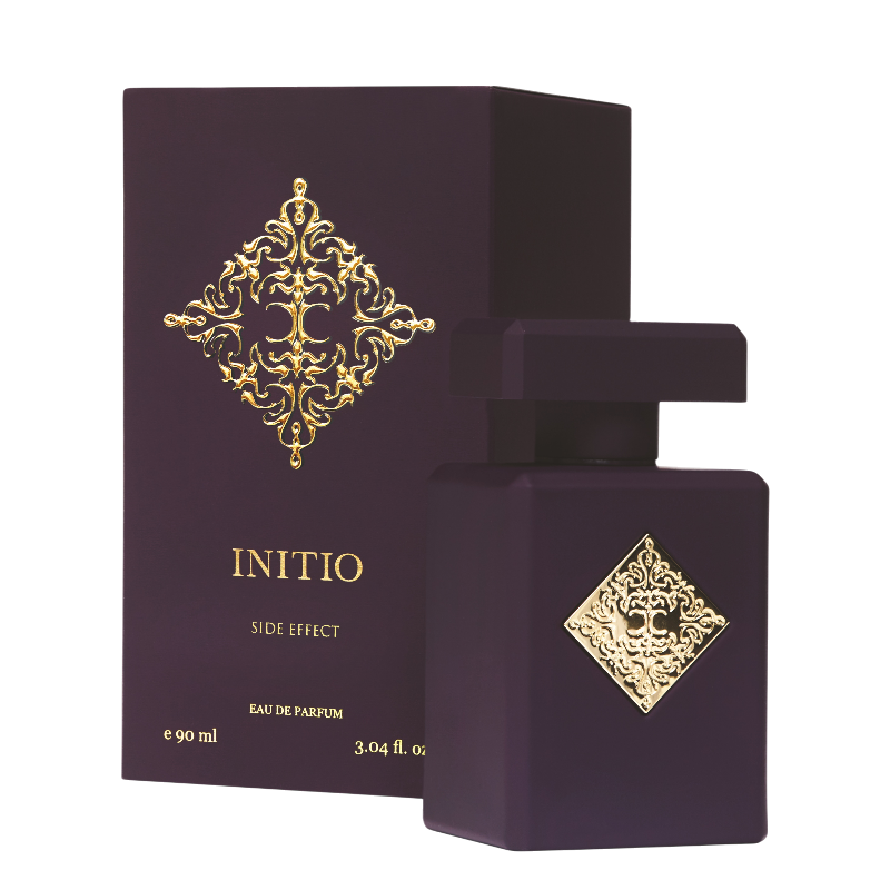 Initio Side Effect Eau de Parfum 90 ml mit Verpackung. Dunkelvioletter, matter Parfumflakon mit passender Luxusbox sowie goldenem Initio-Emblem und goldener Beschriftung vor schwarzem Hintergrund.