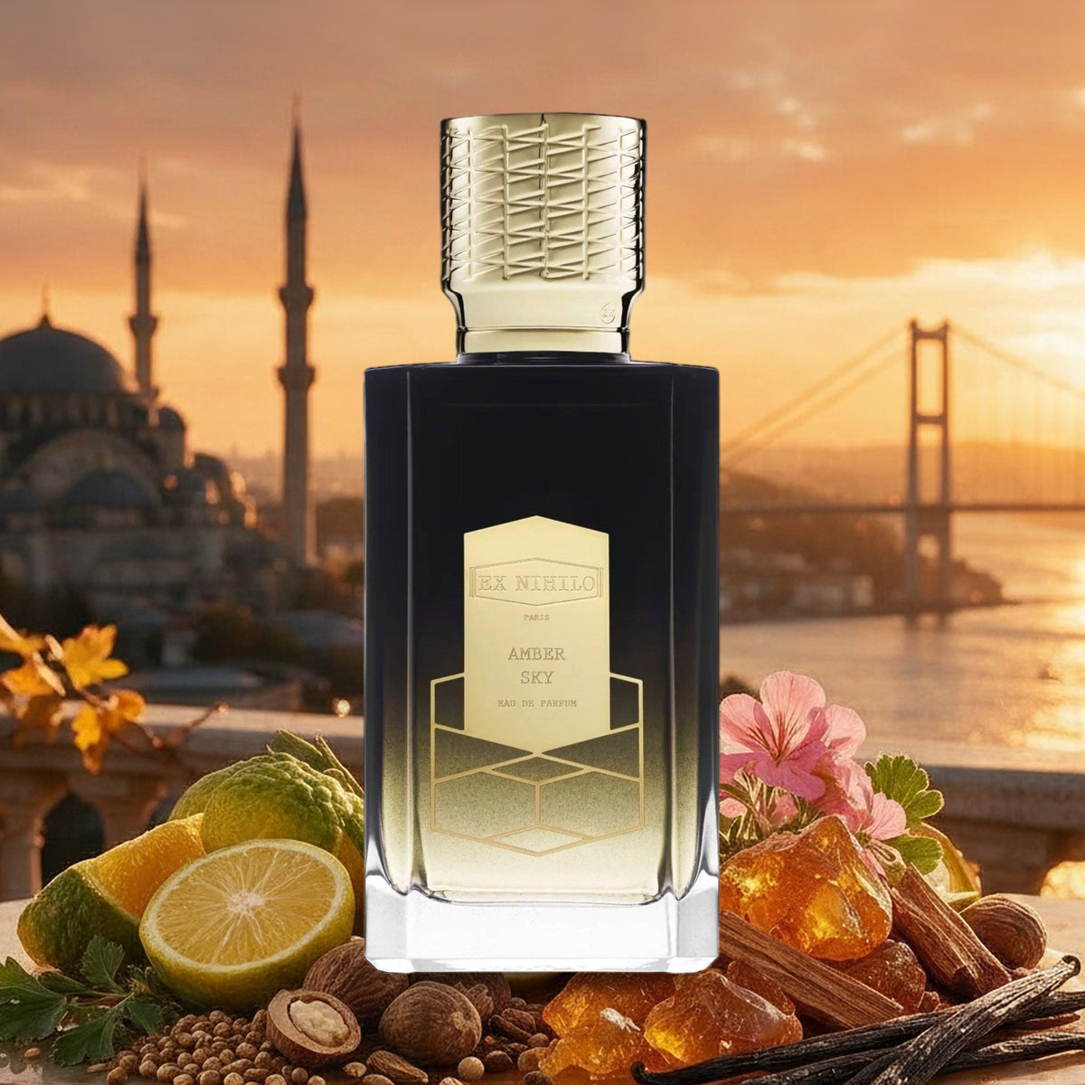 Amber Sky von Ex Nihilo mit Bergamotte, Muskatnuss, Amber und Vanille vor Sonnenuntergang am Bosporus im Herbst