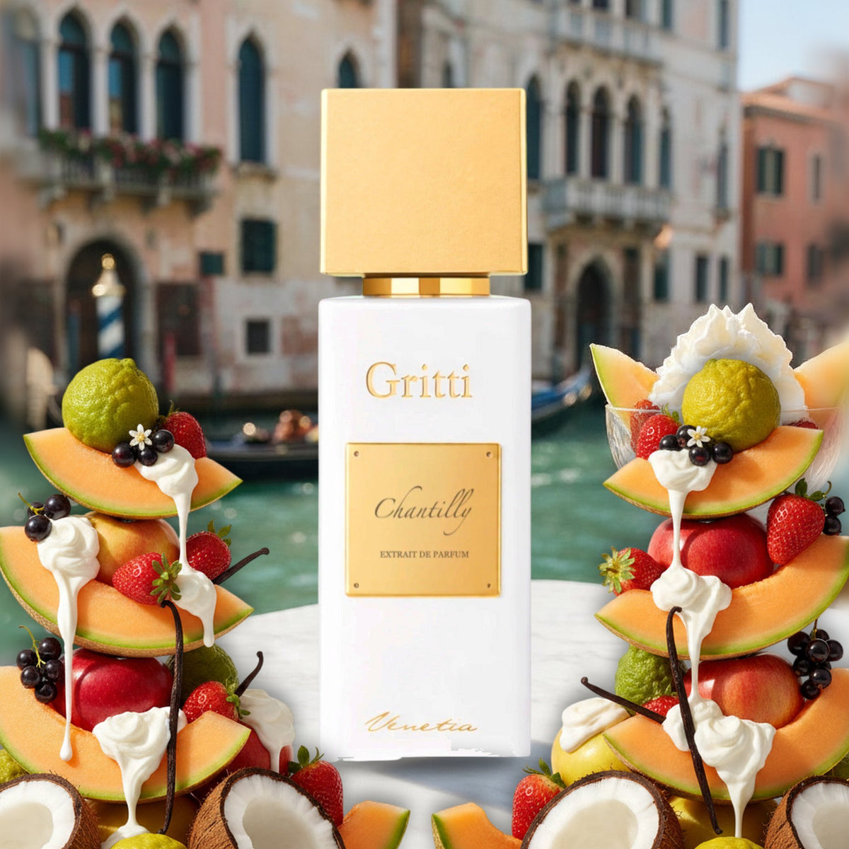 Chantilly Extrait von Gritti auf einer Caféterrasse am Kanal in Venedig im Sommer, mit Melone, Erdbeeren und Sahne
