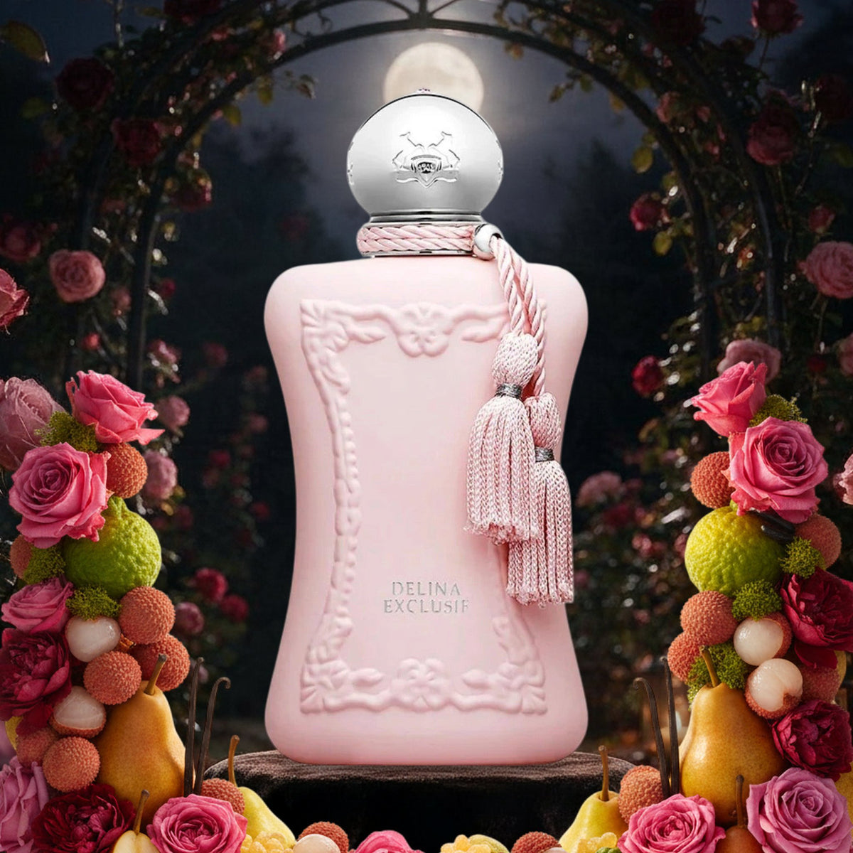 Delina Exclusif von Parfums de Marly im Rosengarten bei Vollmond, umrahmt von Rosen, Birnen, Litschi und Weihrauch