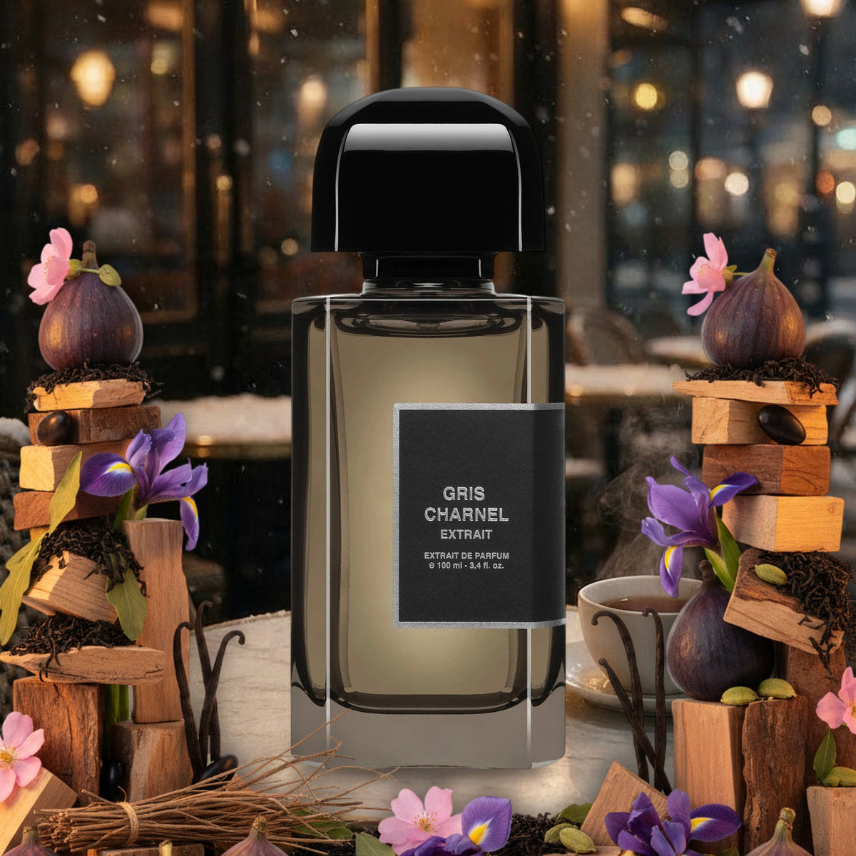 Gris Charnel Extrait von BDK Parfums auf einer verschneiten Pariser Caféterrasse bei Nacht, mit Feigen, Tee und Iris