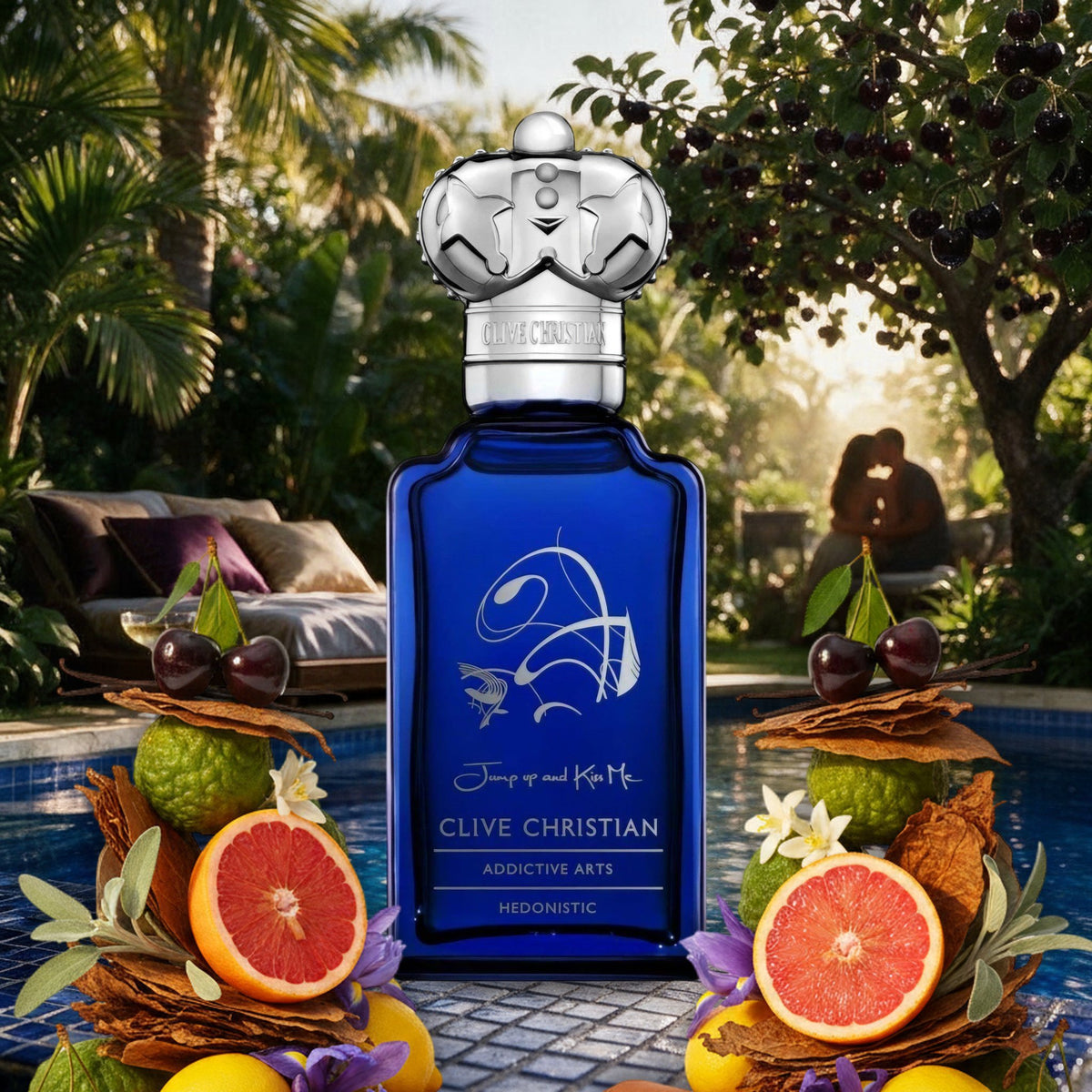 Jump Up and Kiss Me von Clive Christian am kobaltblauen Pool im geheimen Sommergarten, mit Schwarzkirschen und Grapefruit