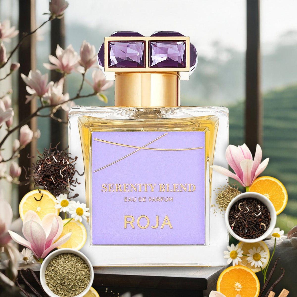 Serenity Blend von Roja im Teepavillon über nebligen Teeterrassen im Frühling, mit Magnolien, Schwarztee und Kamille
