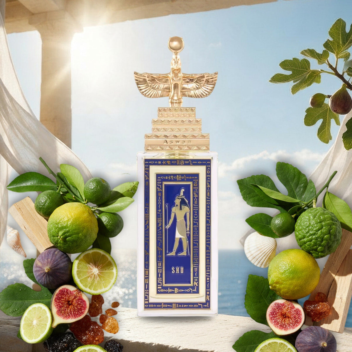 Shu von Aswan – Flakon mit Bergamotte, Feigen, Petitgrain, Muscheln und Amber in sonnendurchfluteter Tempelhalle am Meer