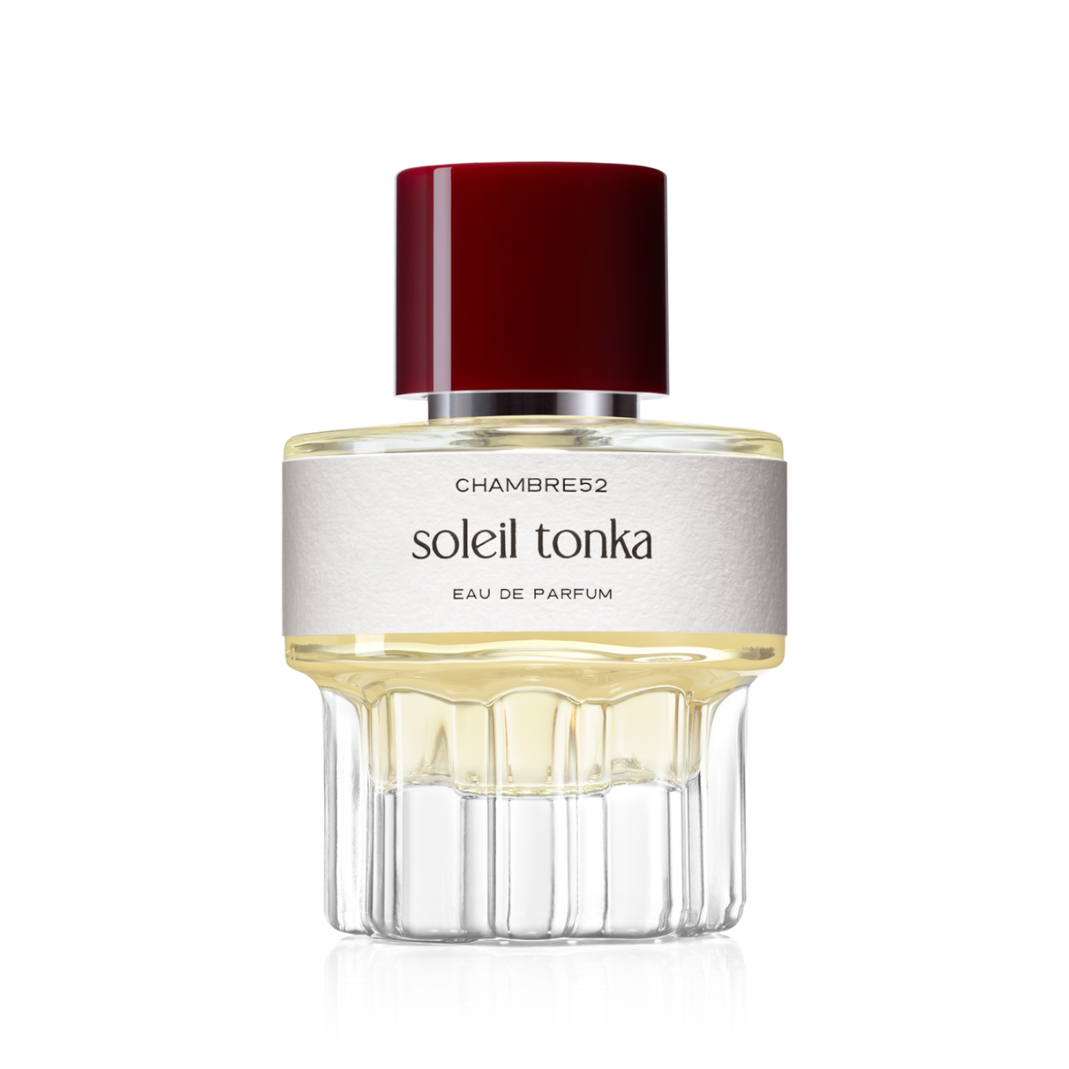 52ml Flakon von Soleil Tonka von Chambre52 – rundes Glasflakon mit bordeauxrotem Verschluss, goldfarbenem Duft und cremeweißem Etikett.
