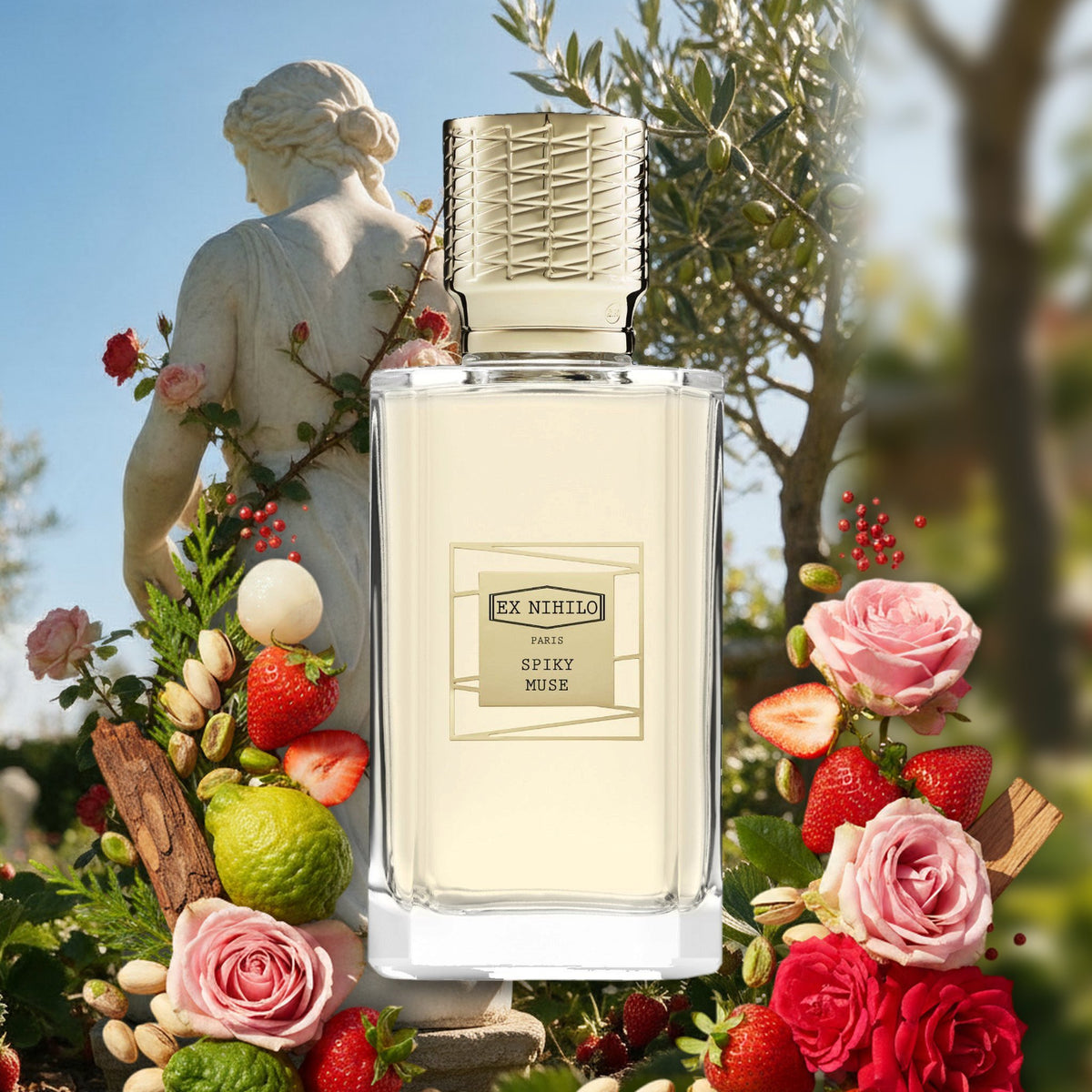 Spiky Muse von Ex Nihilo im sonnigen Skulpturengarten im Sommer mit Marmormuse, Erdbeeren, Rosen und Pistazien