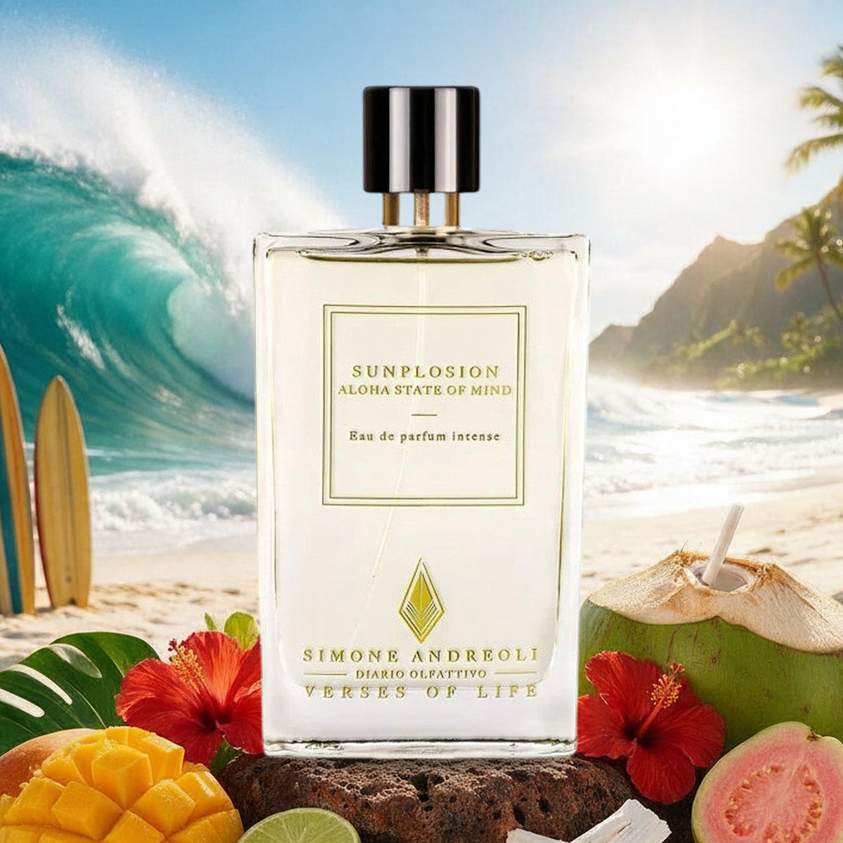 Sunplosion von Simone Andreoli mit Mango, Limette, Hibiskus und Kokosnuss vor Hawaii-Strand mit Surfbrettern im Sommer