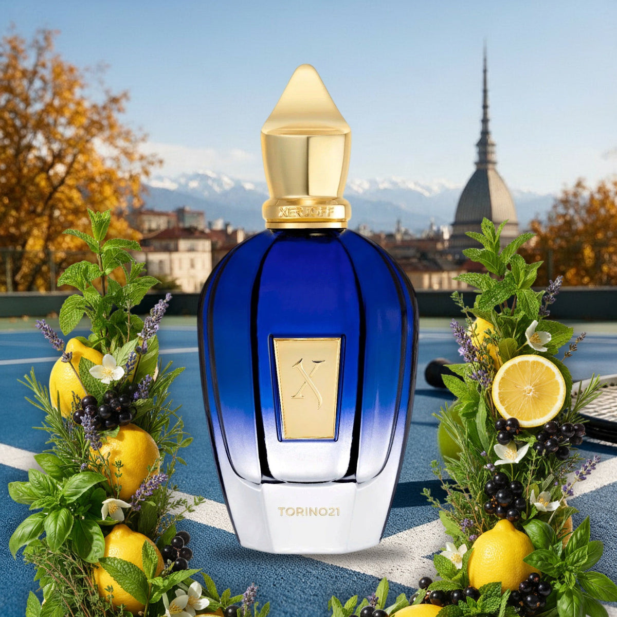 Torino21 von Xerjoff auf blauem Tennisplatz vor Turin und den Alpen im Herbst, mit Zitrone, Minze, Basilikum und Cassis