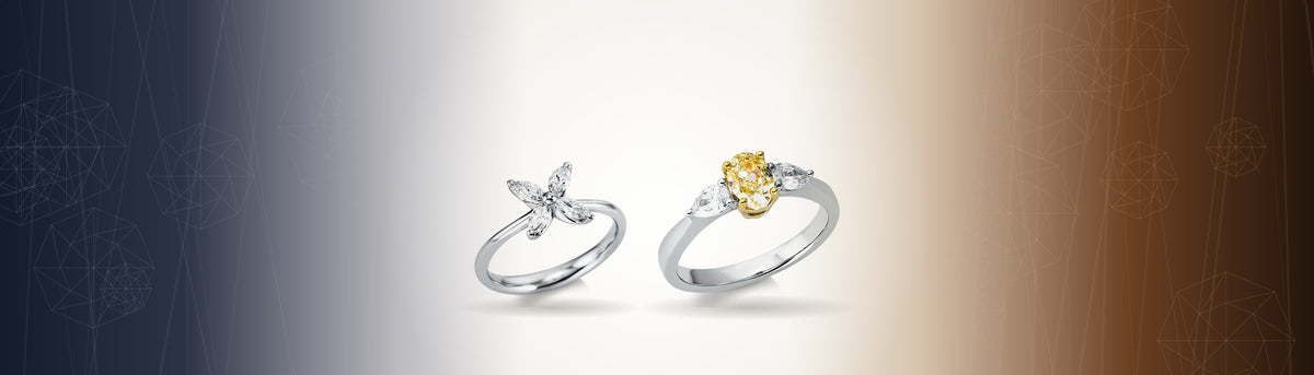 Blumenring mit Navette-Diamanten und Ring mit gelbem Fancy-Diamanten aus 18 kt Weißgold vor nachtblauem und kupferfarbenem Licht mit feinen Facettenlinien