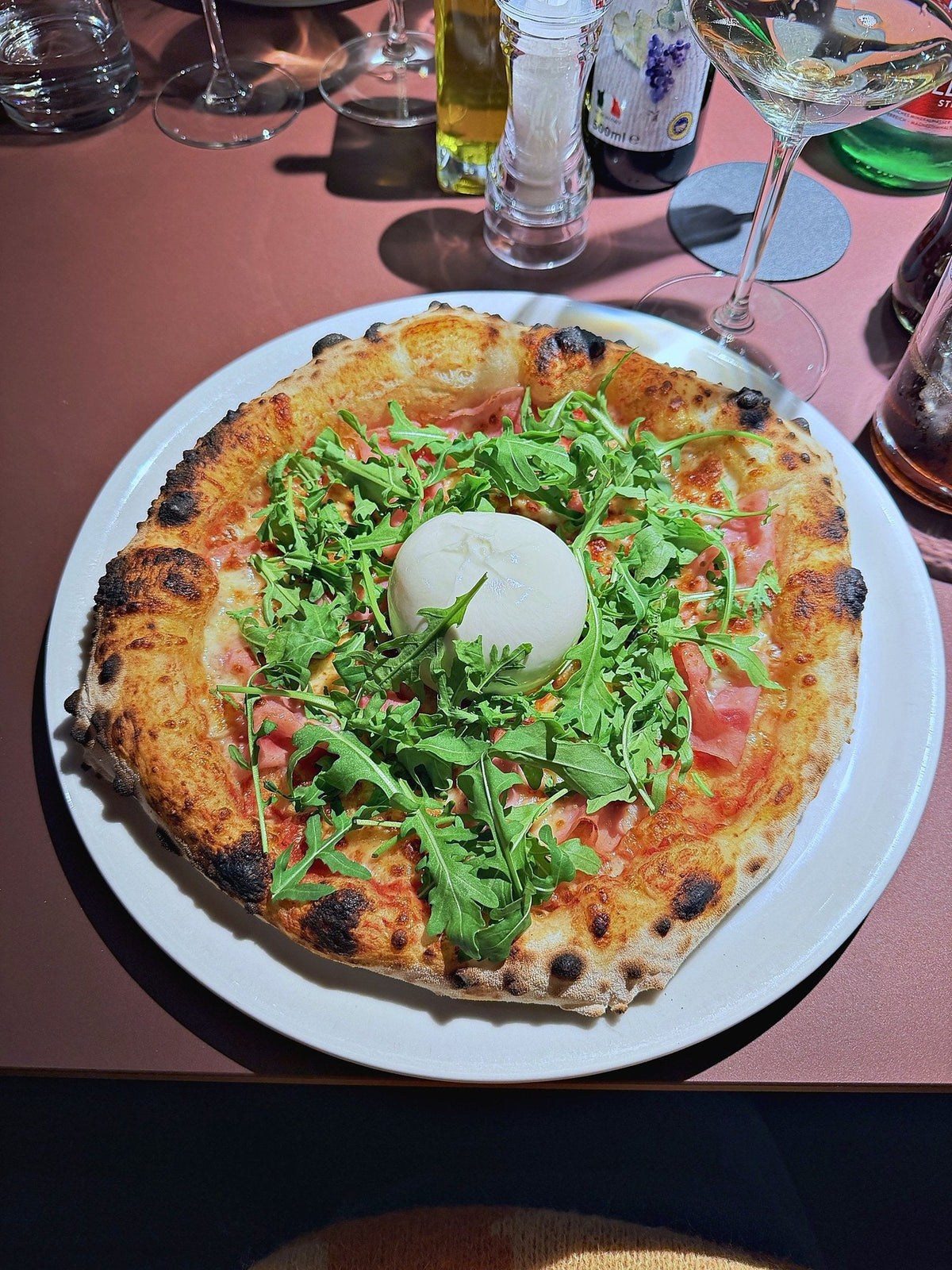Pizza Burrata mit Schinken, Rucola und ganzer Burrata bei Mario