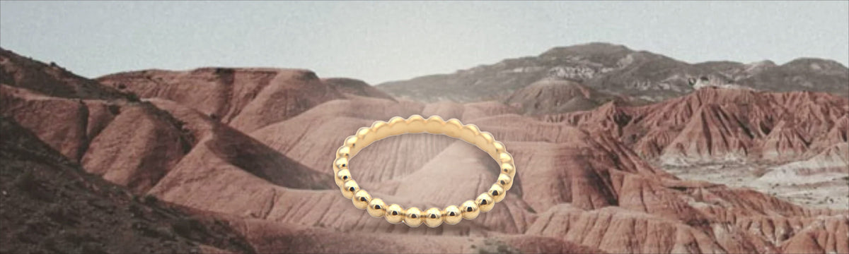 Noën Ring Join M aus Fairmined-Gelbgold vor den Bergen der argentinischen Anden