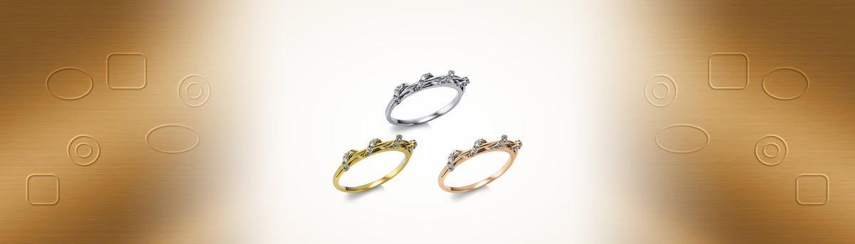 Ring 1AP18 mit Brillanten in 18 Karat Weißgold, Gelbgold und Roségold auf hellem Grund zwischen gebürstetem Gold mit geprägten Ornamenten