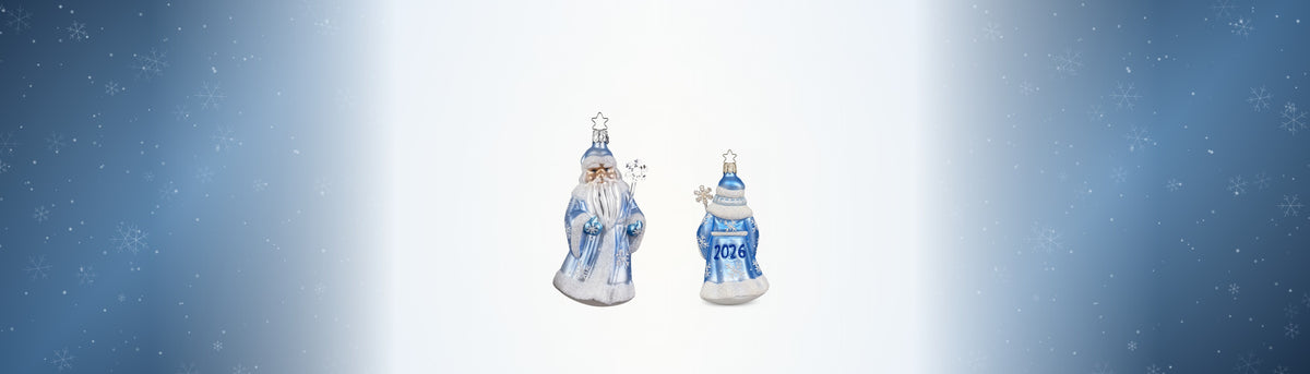 Inge-Glas Jahresornament 2026 Väterchen Frost, Vorder- und Rückseite, vor eisblauem Hintergrund mit Schneeflocken