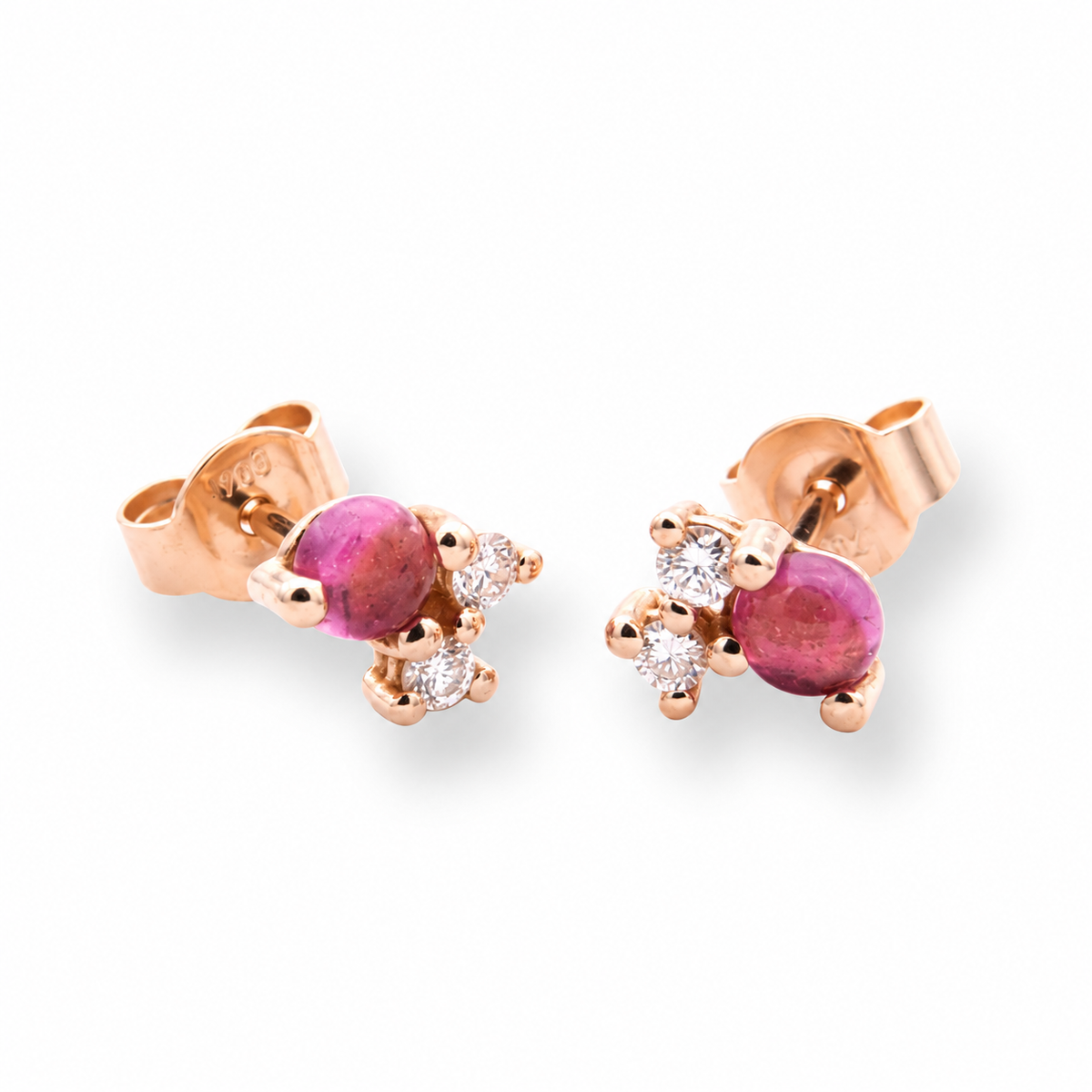 Noën Ohrstecker Stellini aus 18kt Roségold mit pinkfarbenem Turmalin-Cabochon und Diamanten