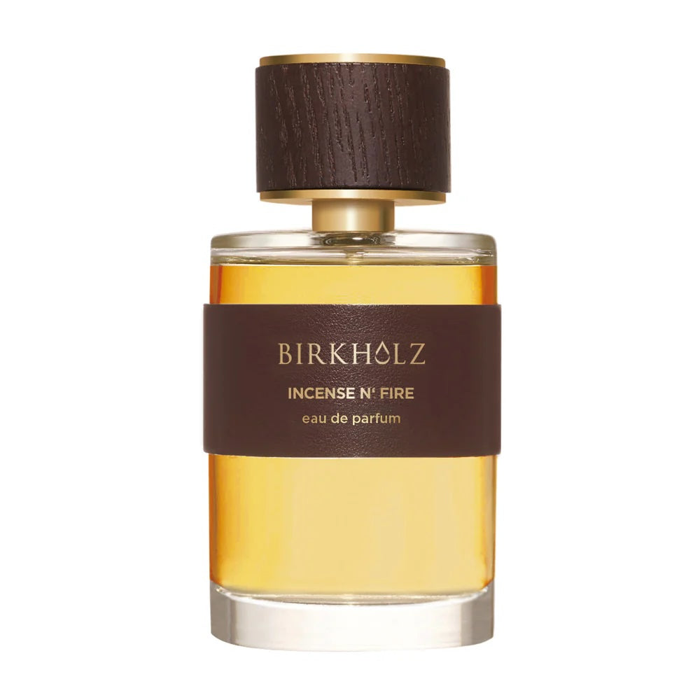 Flakon von Incense N’ Fire von Birkholz – edle Glasflasche mit warmem Bernstein-Farbton und Holzakzente, unisex Nischenparfum. 