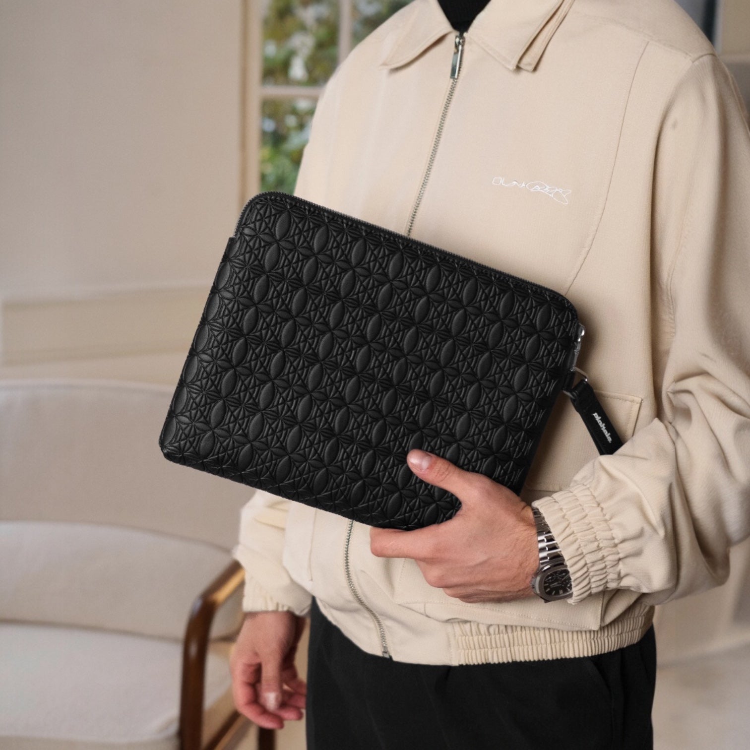 Olakala Pouchette, Schwarz