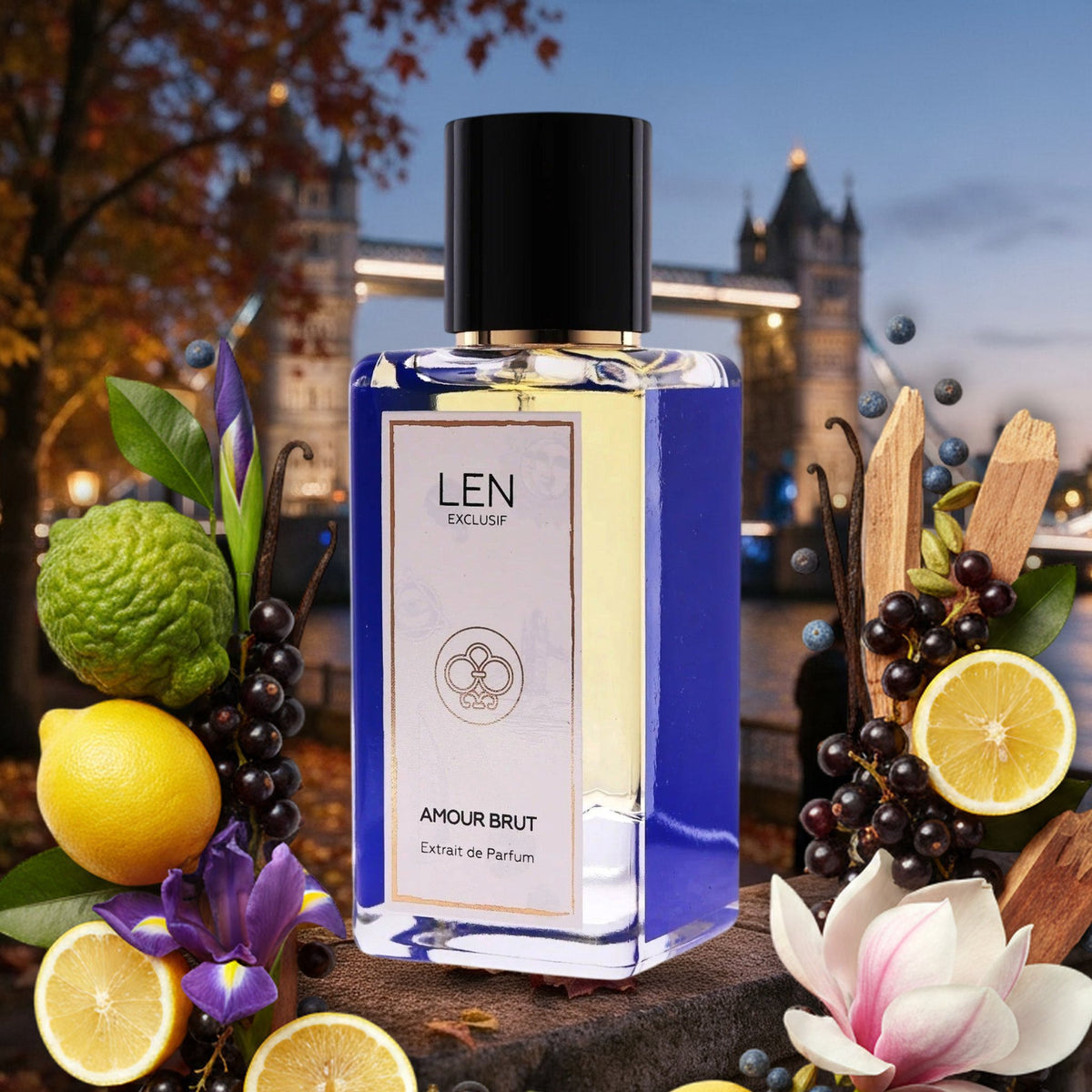 Amour Brut von Len Histoire Privée mit Bergamotte, Zitrone, Iris und Magnolie vor der Tower Bridge an einem Herbstabend