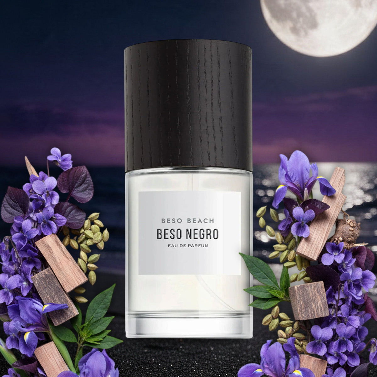 Beso Negro von Beso Beach – Flakon mit Veilchen, Iris, Kardamom, Zedernholz und Leder am nächtlichen Strand bei Vollmond