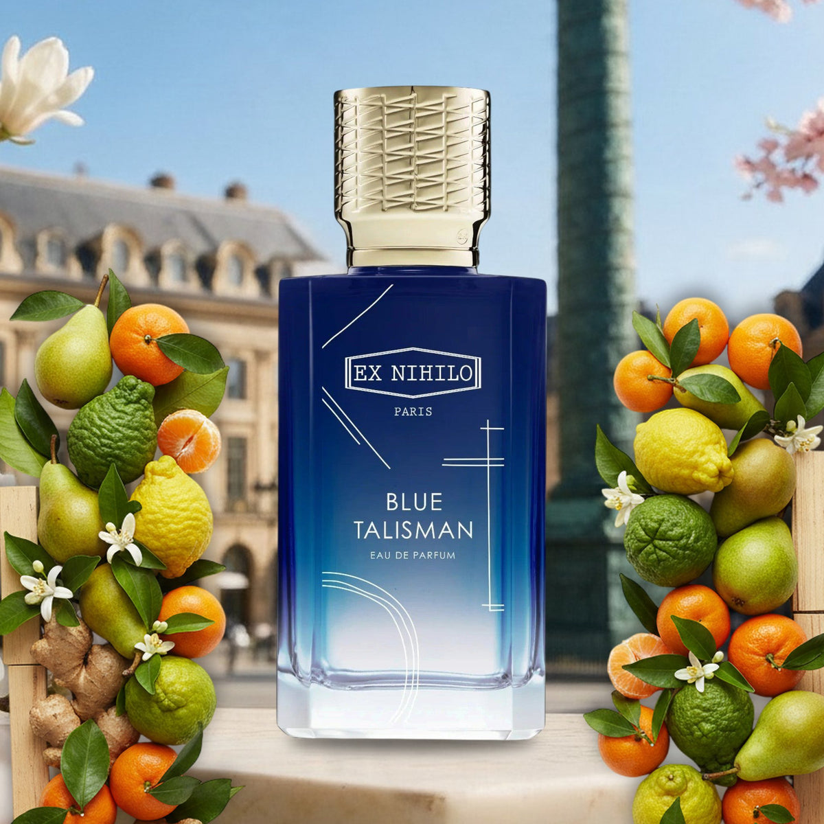 Blue Talisman von Ex Nihilo mit Birne, Bergamotte, Mandarine und Ingwer vor der Place Vendôme in Paris im Frühling