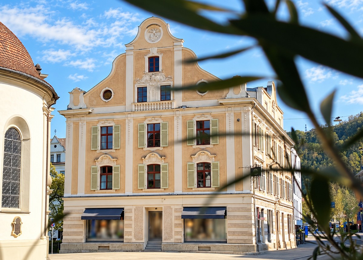 4D OUTFITTERS boutique at Kornmarktstraße 7 in Bregenz, baroque façade with two shop windows