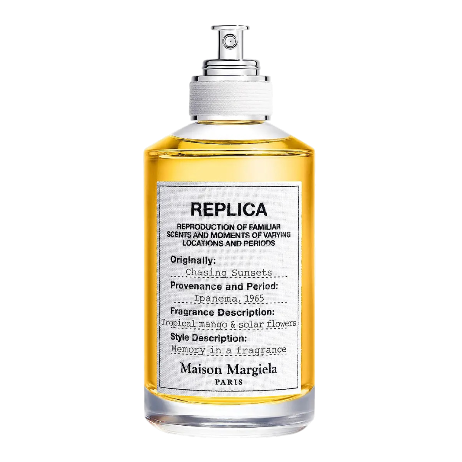 Maison Margiela REPLICA Chasing Sunsets Eau de Toilette im klaren Glasflakon mit weißem Stoffetikett, silbernem Sprühkopf und goldfarbenem Duft auf hellem Hintergrund.