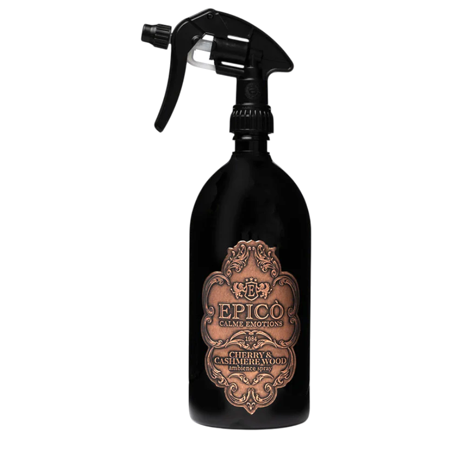 EPICO Parfum Cherry & Cashmere Wood Ambience Spray im eleganten schwarzen Sprühflakon mit kupferfarbenem Vintage-Etikett.