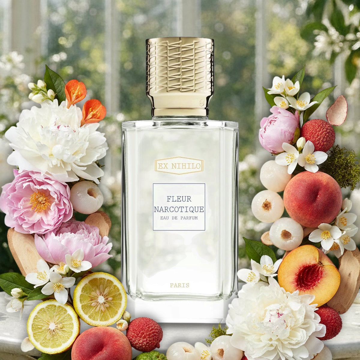 Fleur Narcotique von Ex Nihilo in sonniger Pariser Orangerie im Frühling, umrahmt von Pfingstrosen, Litschi und Pfirsich