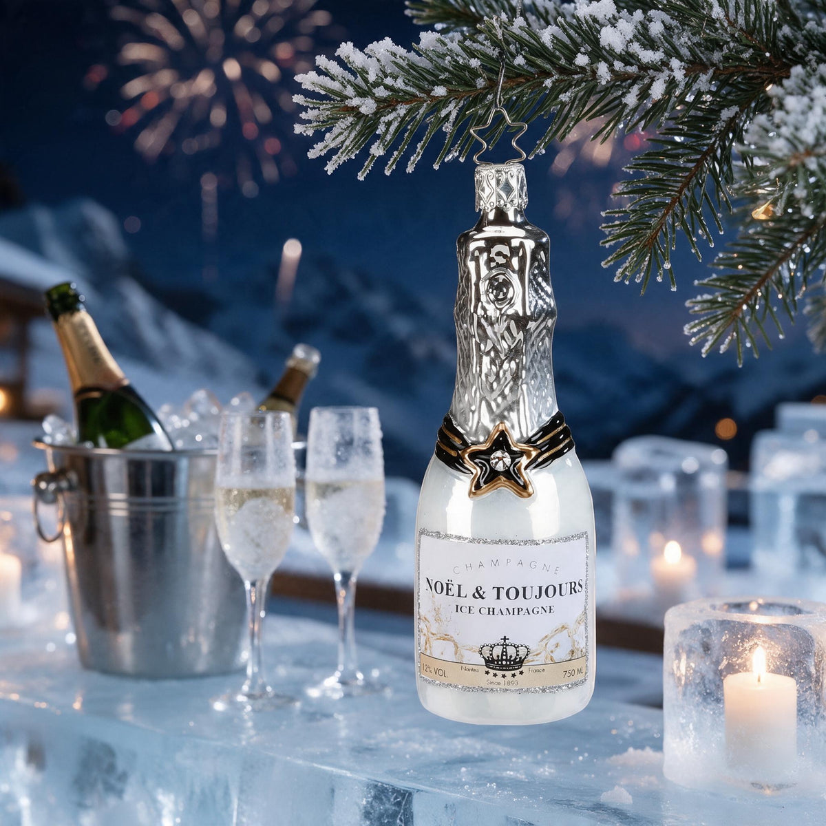 Inge Glas Champagnerflasche weiß-silber „Ice Champagne“, 13 cm, am bereiften Tannenzweig über einer Eisbar mit Sektkühler, Eiswindlichtern und Silvesterfeuerwerk über den Bergen – Szenenbild mit KI gestaltet, Produkt im Original.