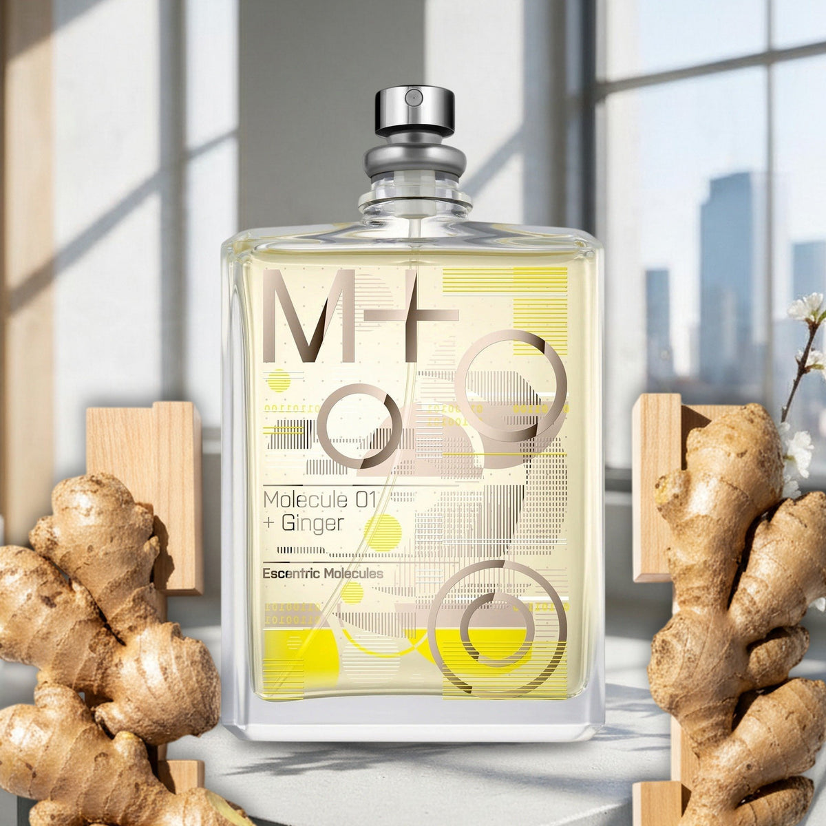 M+ Ginger von Escentric Molecules – Flakon mit frischem Ingwer und hellen Holzblöcken in einem urbanen Loft im Frühling