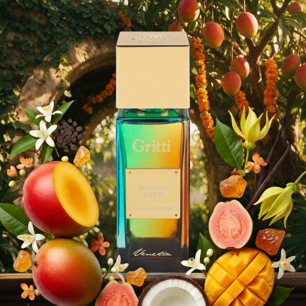 Mango Aoud von Gritti – Flakon mit Mango, Guave, Kokos, Ylang-Ylang, Neroli und Oud vor efeuberanktem Torbogen im Sommer