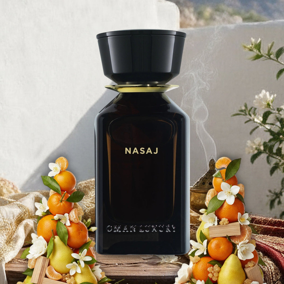 Nasaj von Omanluxury im omanischen Innenhof mit Goldstickerei-Stoffen im Frühling, mit Mandarinen, Birnen und Jasmin