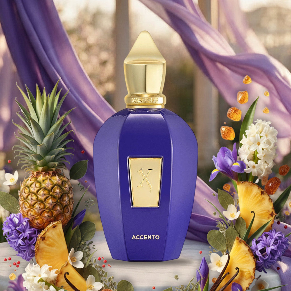 Accento von Xerjoff im Frühlingsgarten mit Hyazinthen und Seidentüchern, umrahmt von Ananas, Iris, Jasmin und Vanille