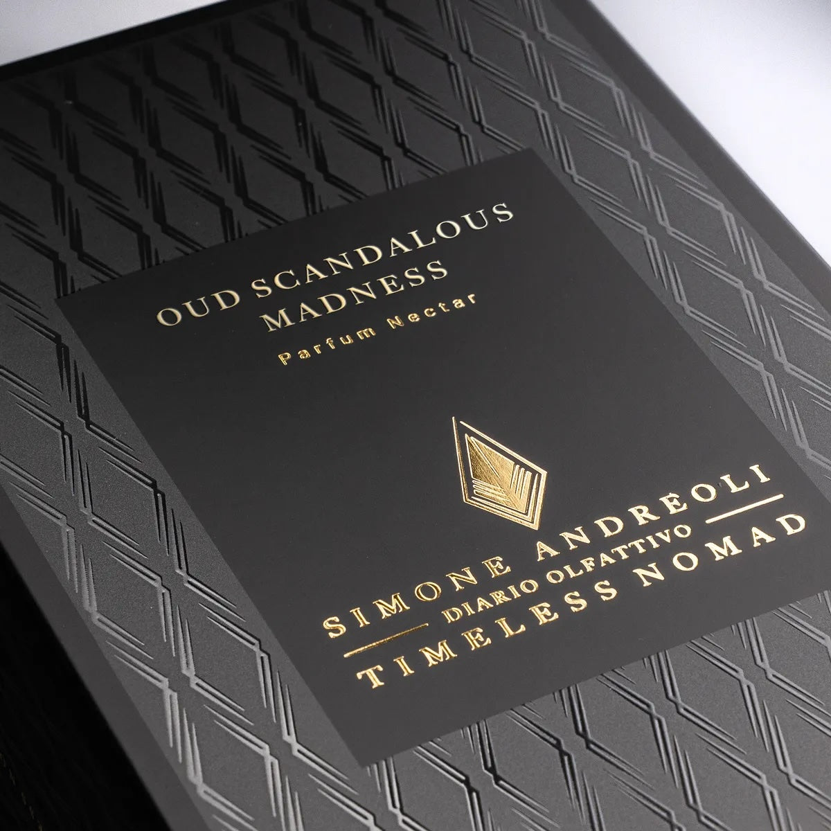 Oud Scandalous Madness, Simone Andreoli – Nahaufnahme der goldgeprägten Verpackung