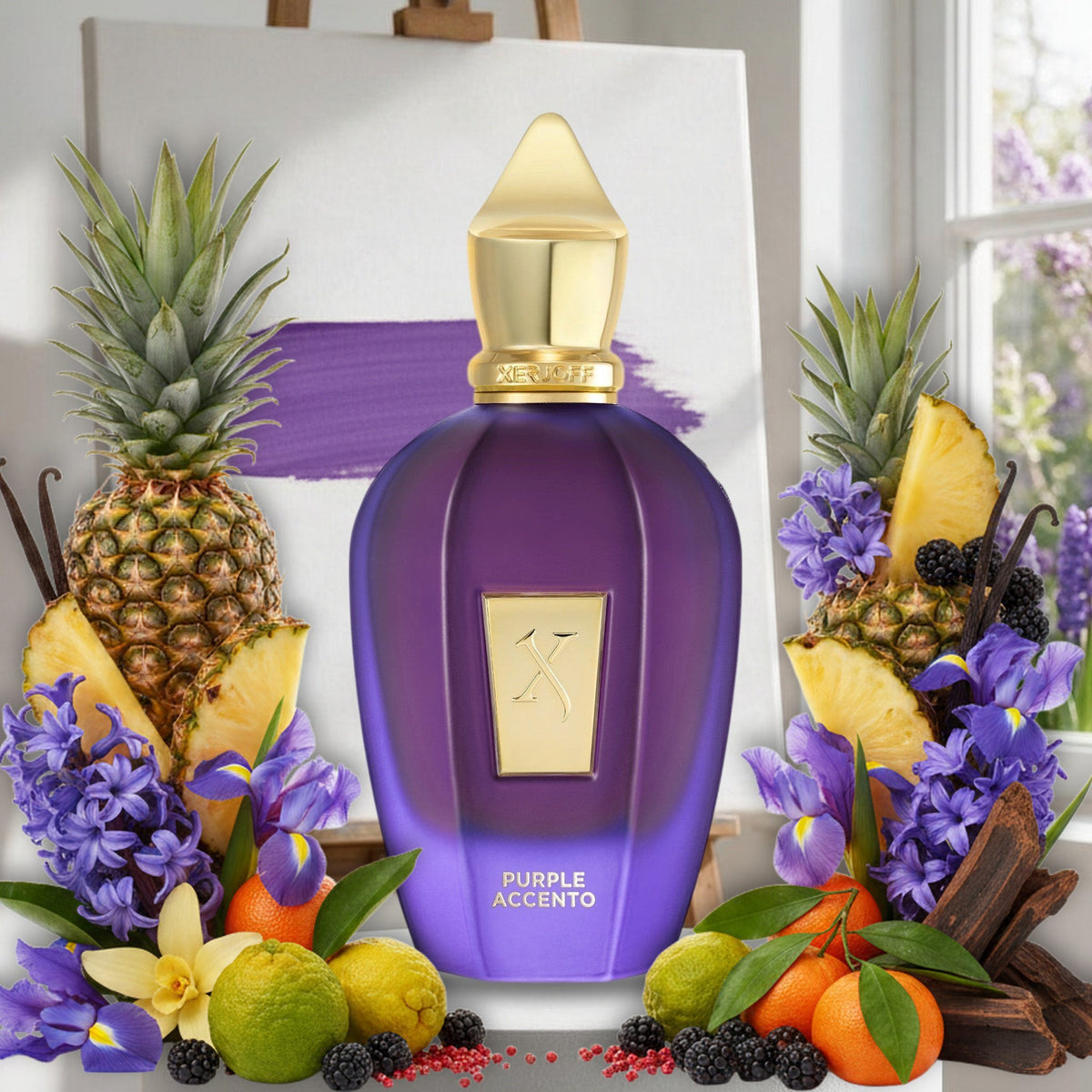 Purple Accento von Xerjoff im Atelier vor leerer Leinwand mit violettem Pinselstrich, mit Ananas, Loganbeere, Iris und Oud