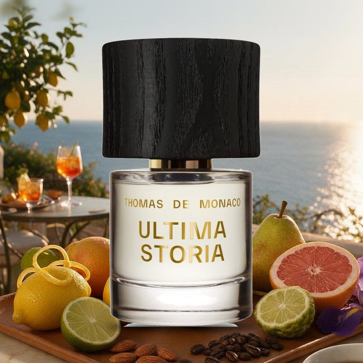 Ultima Storia von Thomas de Monaco mit Zitrone, Grapefruit, Birne und Mandeln vor sizilianischer Meeresterrasse im Sommer
