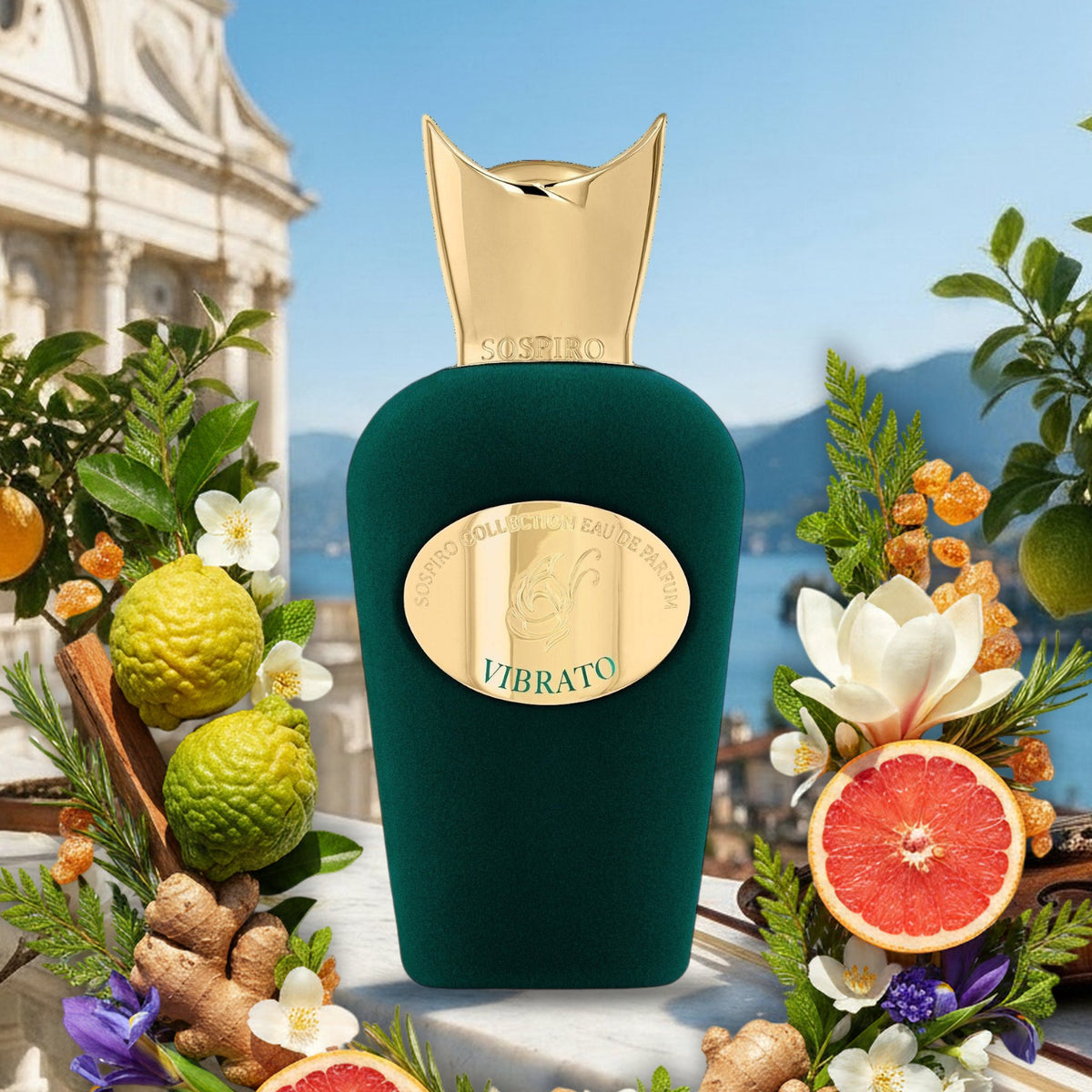 Vibrato von Sospiro mit Bergamotte, Grapefruit, Magnolie und Ingwer auf Marmorbalkon eines Opernhauses am See